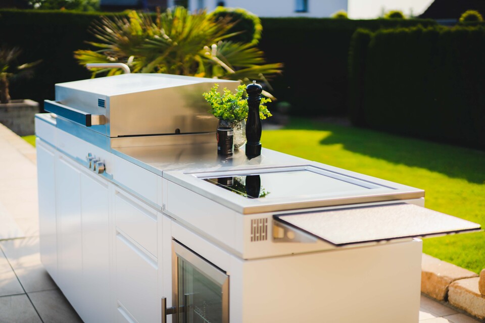 Outdoor Küche Grill Quasar von bogason in Weiß – Küchenzeile seitlich mit Gasgrill, Teppanyaki, Kühlschrank