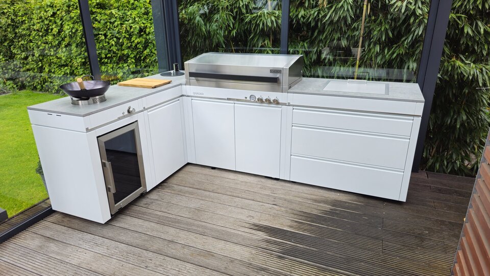 Outdoor Küche Grill Quasar von bogason in Weiß – Kundenrealisierung auf Holzterrasse