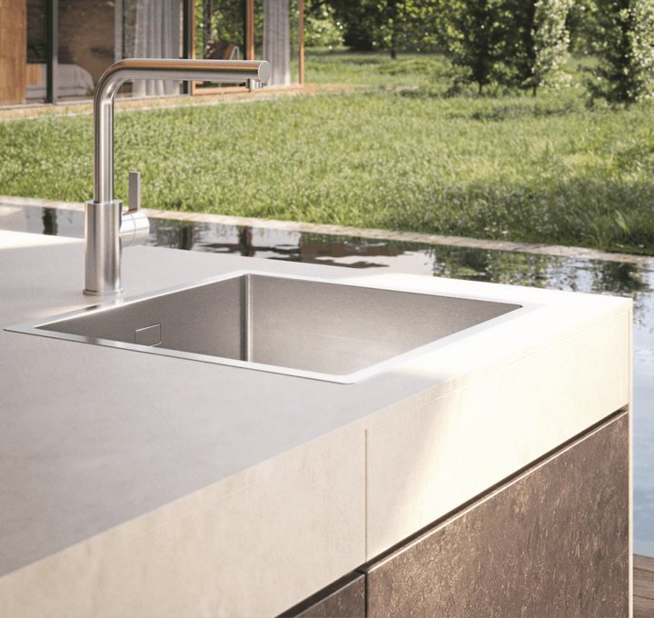 Integrierte Spüle mit Wasserhahn in der Keramikküche