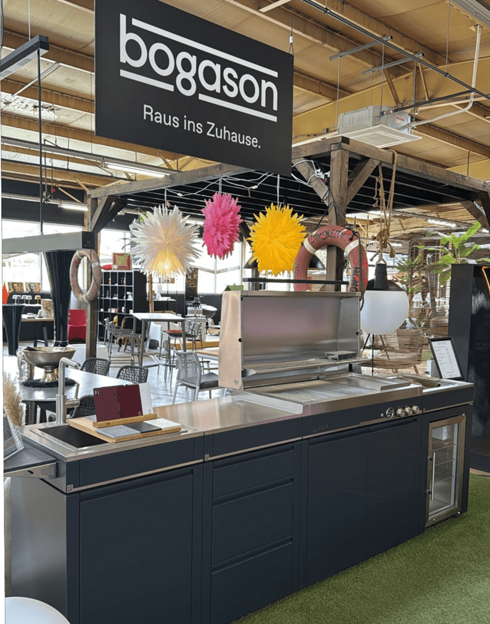 bogason Ausstellung bei Outzeit mit Quasar Gasgrill, Schubladenmodul und Kühlschrankmodul